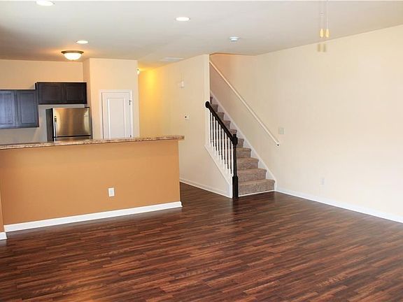 4th image of 810 Riverdance Dr