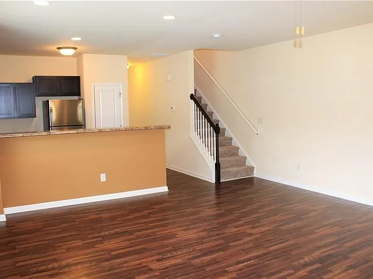 810 Riverdance Dr — Photo 4