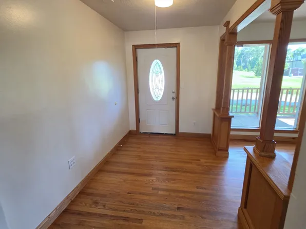 108 SE 8th St APT B, Oak Grove, MO 64075