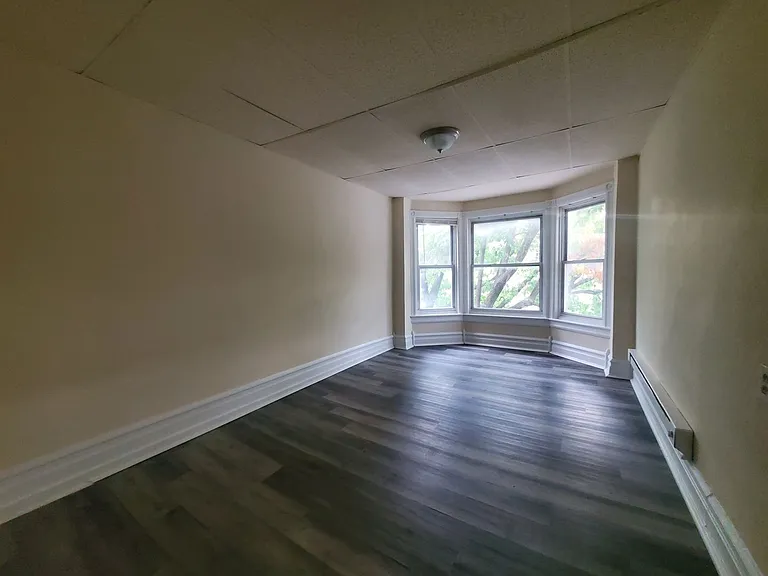347 N 7th St — Photo 7