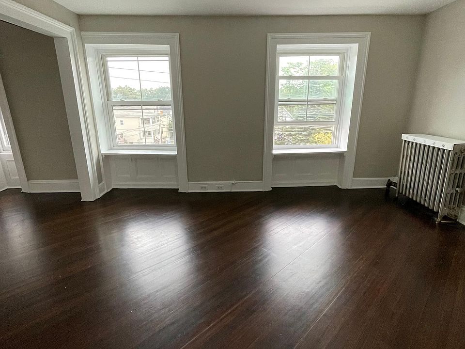 Bedroom (view 2)