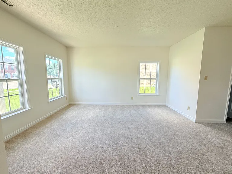 2946 Heirloom Ln — Photo 3