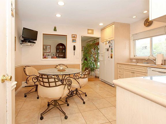 4th image of 2102 Cayuga Dr