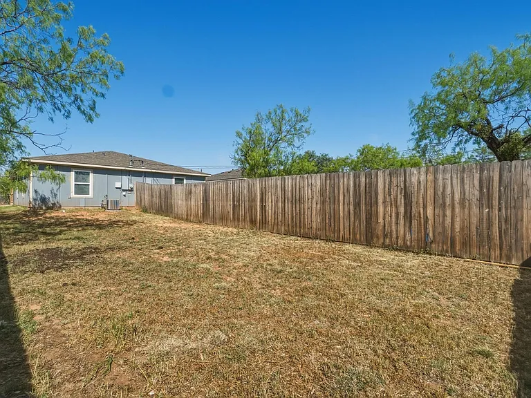 1327 Beech St — Photo 17