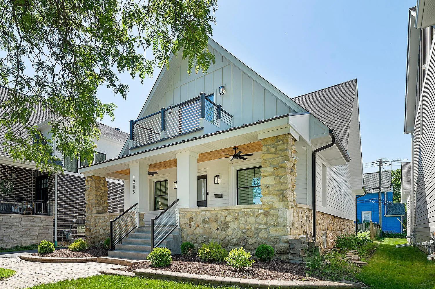 1205 Curtiss St — Photo 3