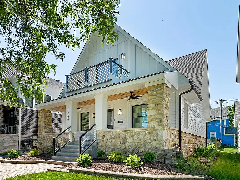 1205 Curtiss St — Photo 3