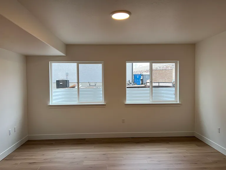 556 N Hill View Dr — Photo 2