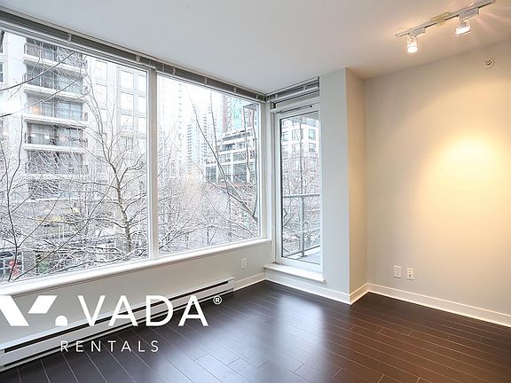 2nd image of 1001 Richards St #302