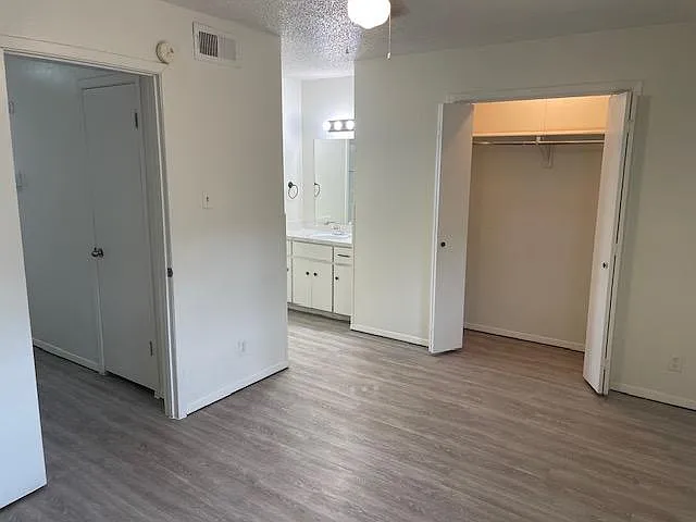 915 N Elm St — Photo 15