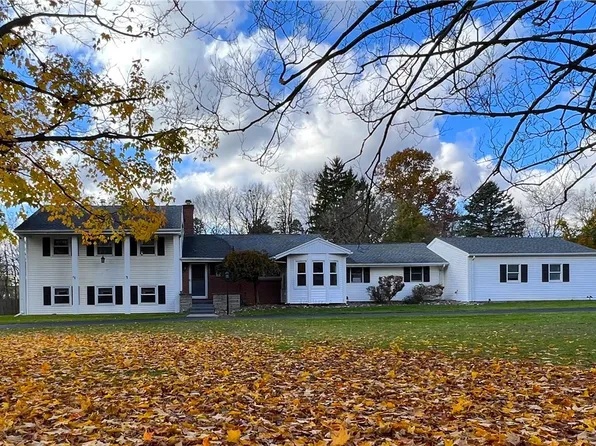4852 Pineledge Dr E, Clarence, NY 14031