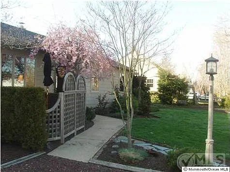 2405 Fairview Dr photo 1