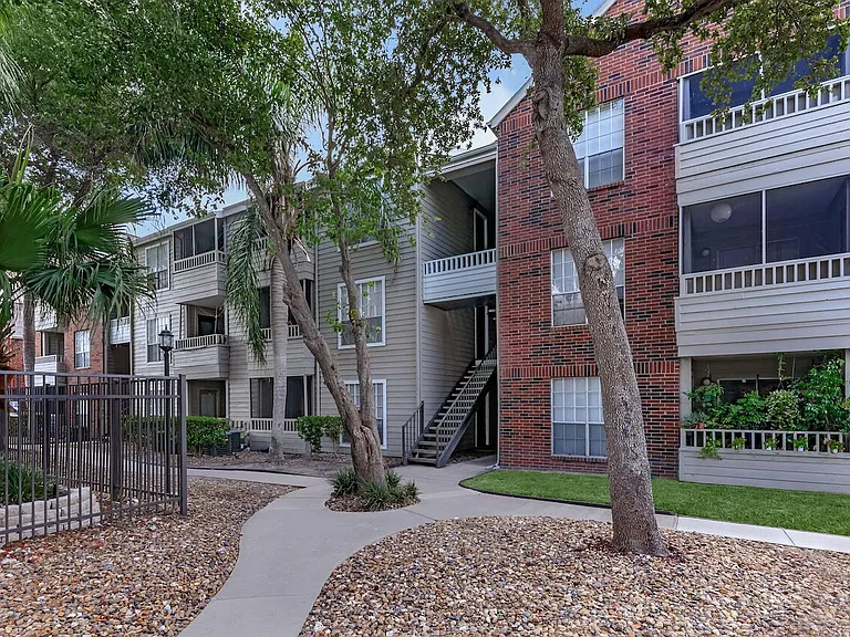 Sawgrass Apartments — Photo 27