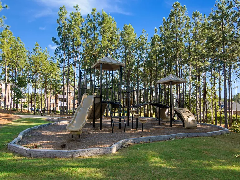 Luxe and Legends at Morganton Park Apartment Homes — Photo 37