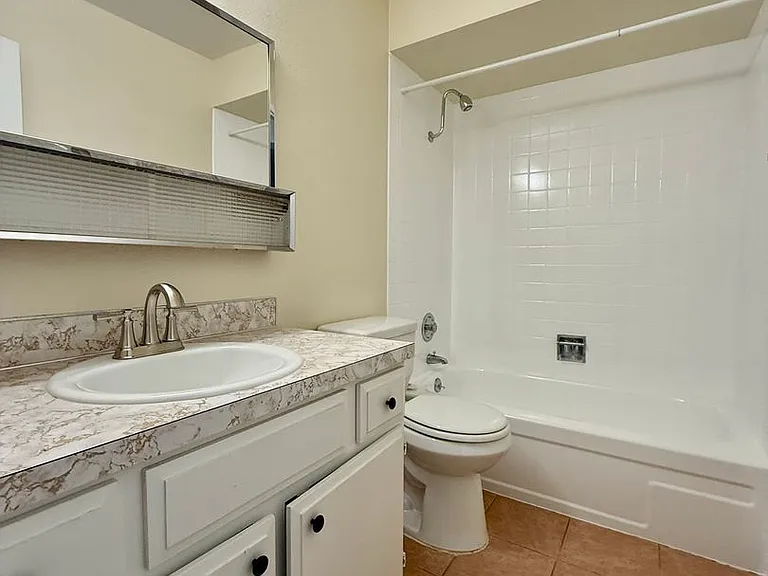 Vintage Upstairs 2 Bedroom With Patio In Hollywood District ~ Near It All! Off Street Parking~ Pe... — Photo 12