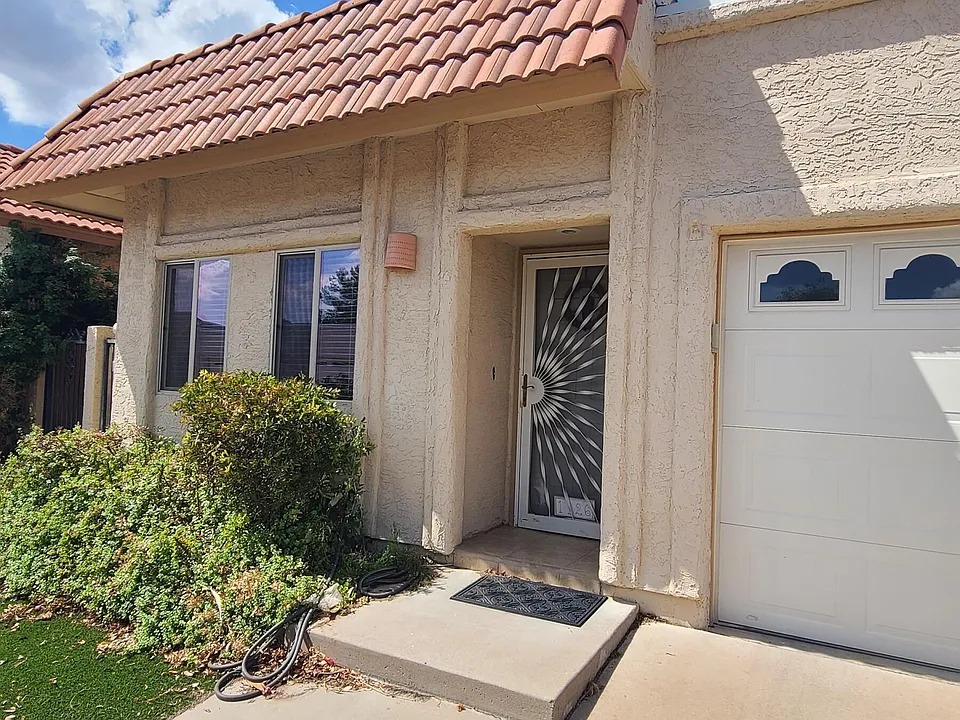 1126 E Charleston Ave