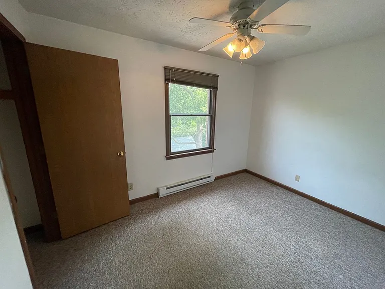 Leslie Manor Apartments — Photo 9