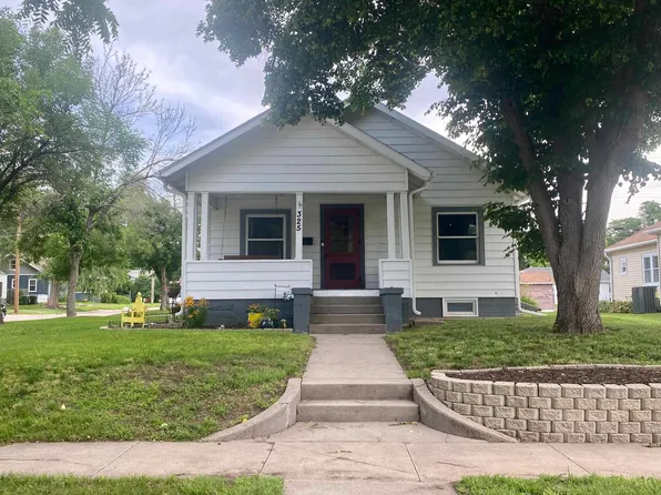 325 W 28th St, Kearney, NE 68845