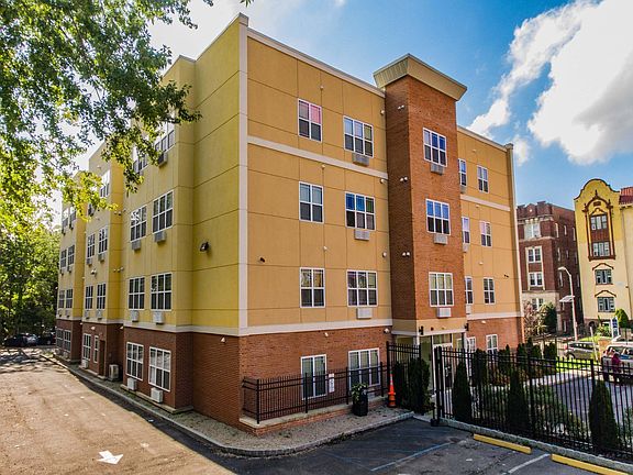 3rd image of 120 Halsted St APT 301