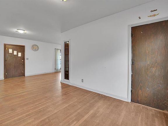 5th image of 1001 N Broadway St