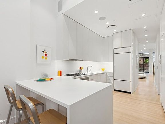 4th image of 35 W 71st St Fl 1