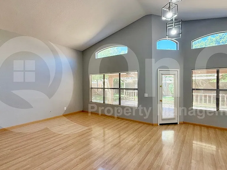 1530 E Toledo St — Photo 9