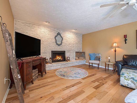 5th image of 9307 Arrowhead Dr E