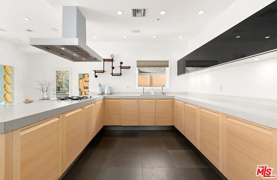 2 bed, 2.5 bath, 1652 sqft, $7,500 — Photo 4