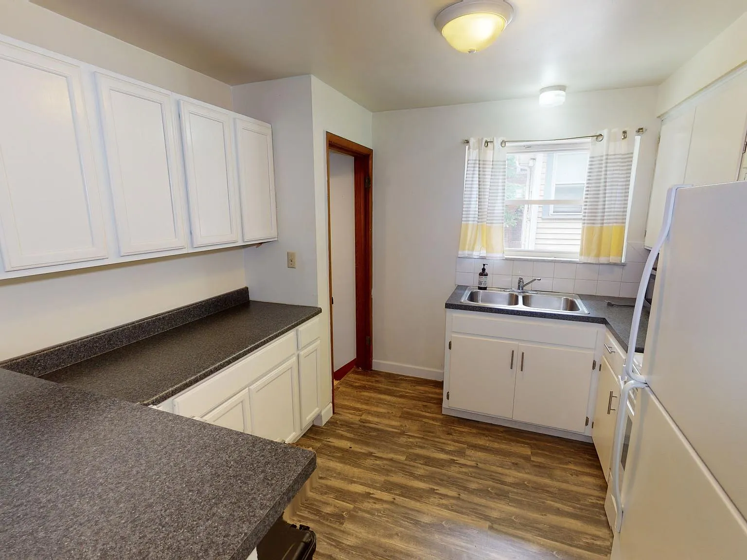 3 bed, $2,200 — Photo 2