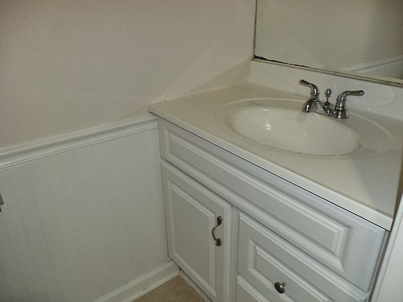 5th image of 803 S Grosvenor Ct