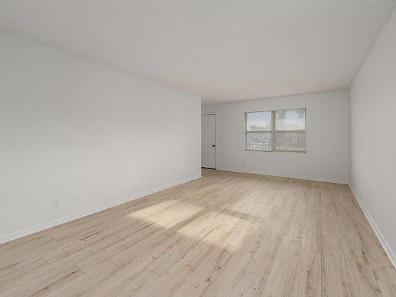 5th image of 539 N Summitlawn St