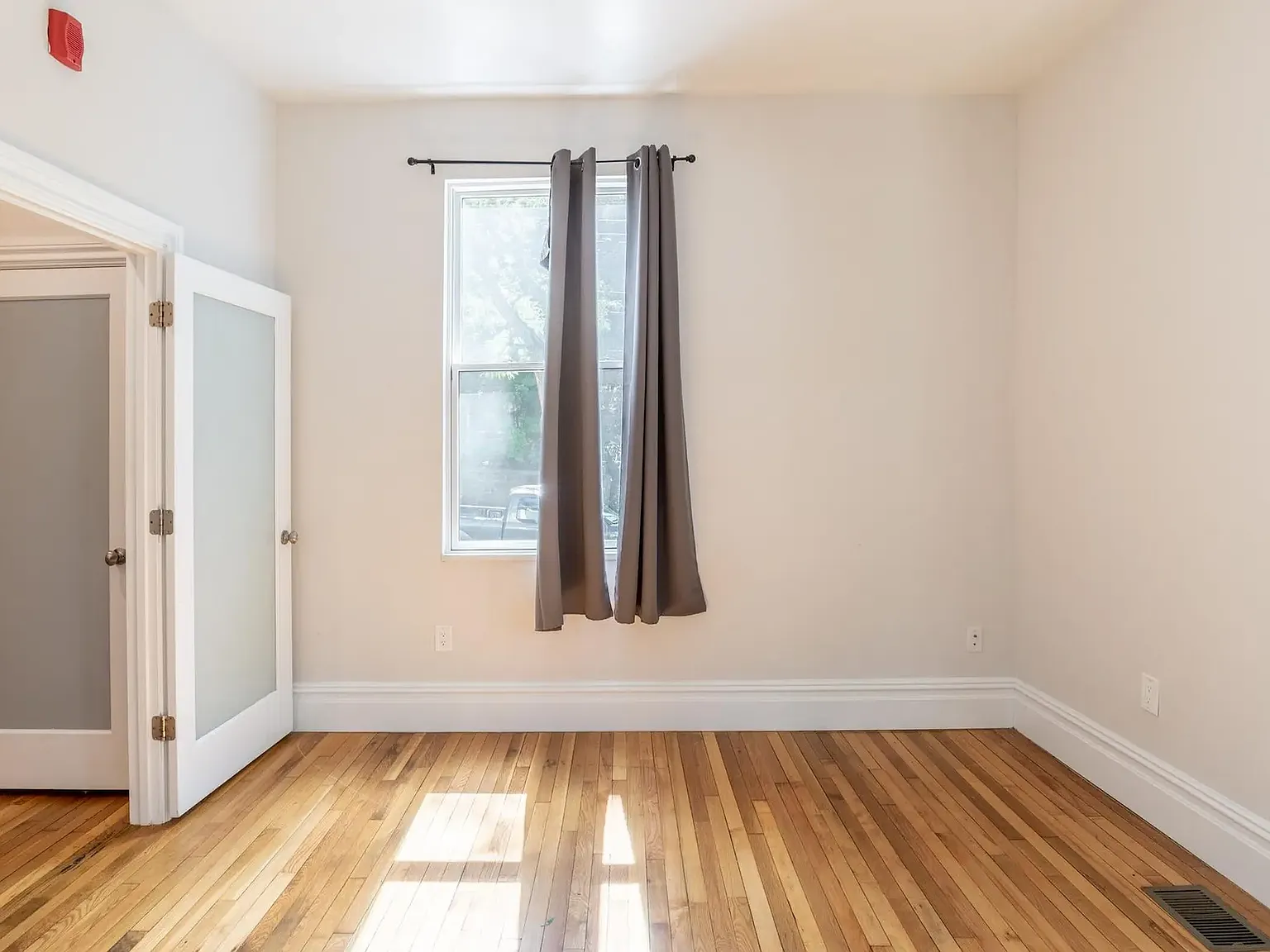 6 bed, 9999 sqft, $5,000 — Photo 4