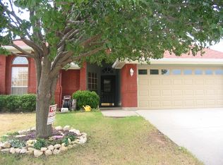 1037 Springwood Dr, Saginaw, TX 76179