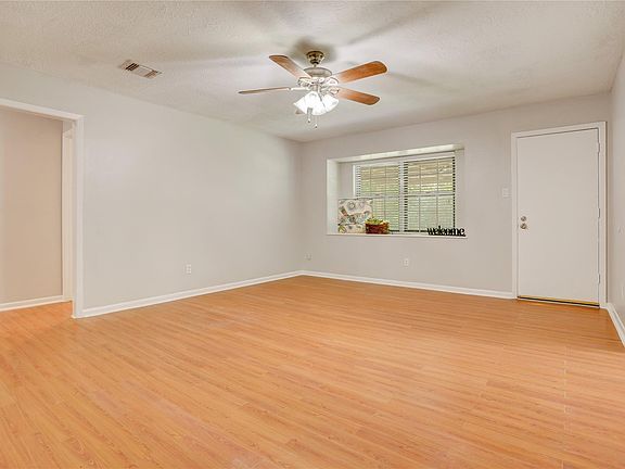3rd image of 1612 Cypress Hollow St