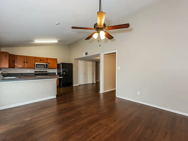 1385 Southridge Dr — Photo 6