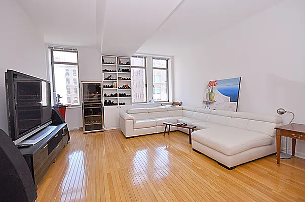 Sold by R New York | media 27