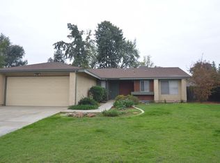 1945 E Woodsville Ct, Visalia, CA 93292