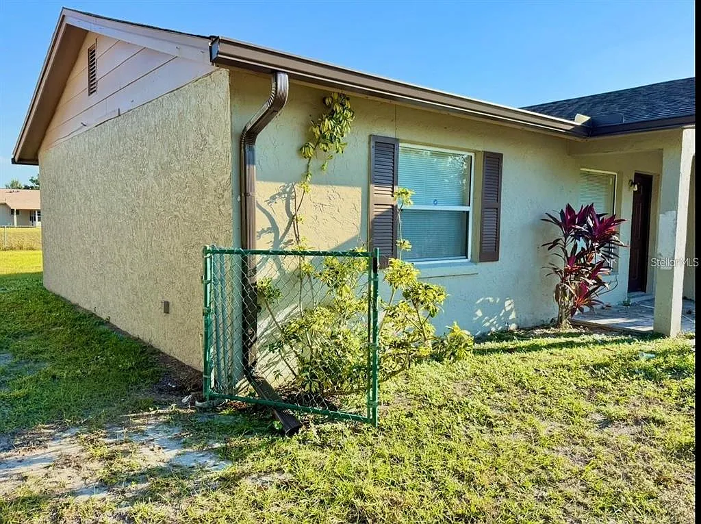 3 bed, 2.0 bath, 1090 sqft, $2,000 — Photo 2