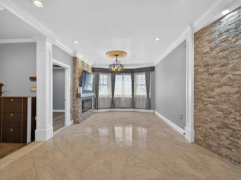 257 Kennedy Blvd — Photo 2