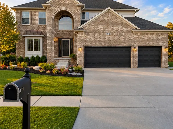 27149 Mirror Lake Dr, Chesterfield, MI 48051