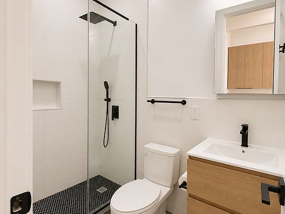 4th image of 398 Manhattan Ave #2L