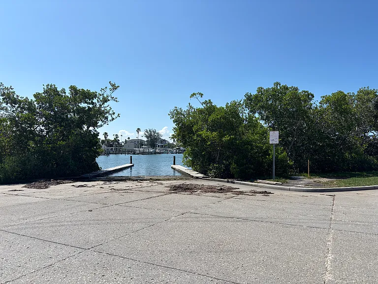 public boat ramp nearby