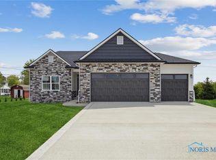155 Bordeaux Dr, Napoleon, OH 43545