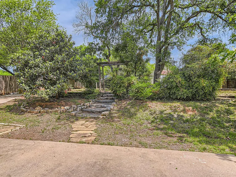 1520 Curameng Cv — Photo 22