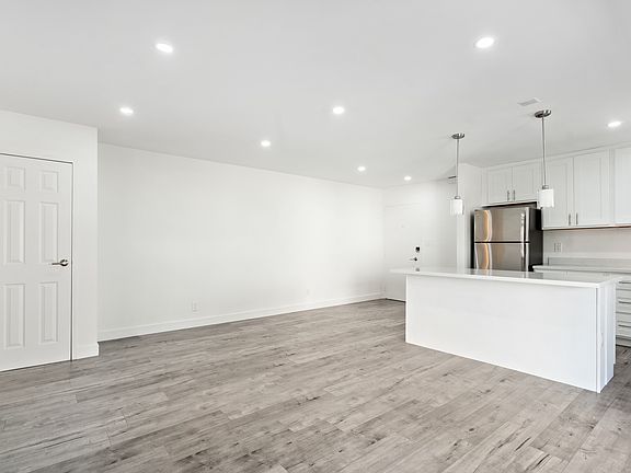 4th image of 914 Rich Ave #9