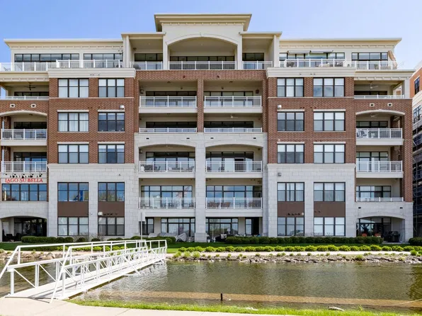 128 W Wisconsin AVENUE #401, Oconomowoc, WI 53066