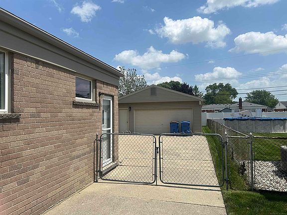 3rd image of 31434 Newport Dr