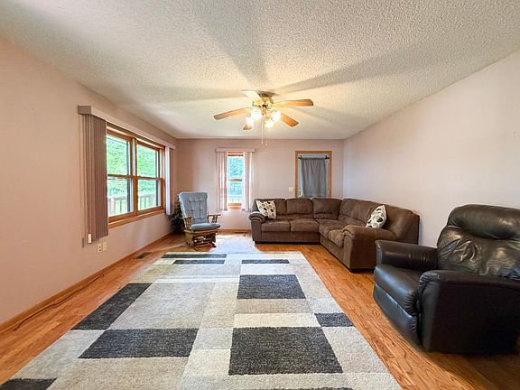 5th image of 22585 320th St