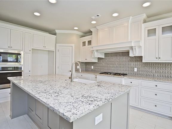 3rd image of 806 Chancery Ln