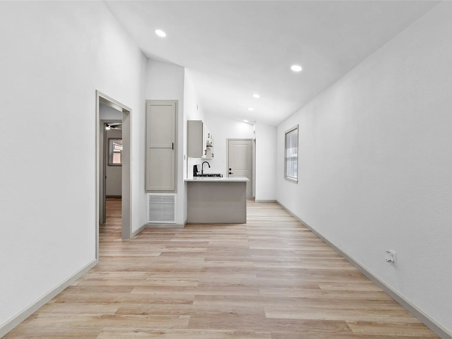 2 bed, 1.0 bath, 690 sqft, $1,200 — Photo 4
