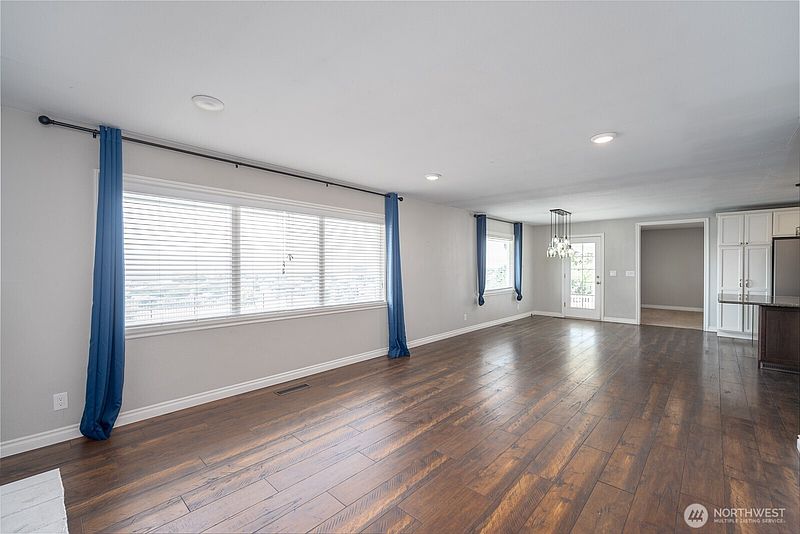 5th image of 225 NE Widmer Drive